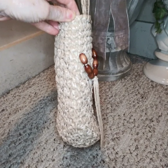 Vintage 70's Boho Crocheted Straw Small Tote Style Purse With Wood Bead & Tassel - Picture 5 of 16